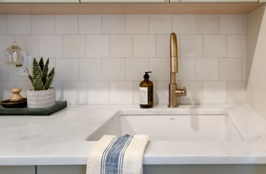 Our in-stock 'Artisan White' in a 5x5, installed in a 1/3 offset pattern!