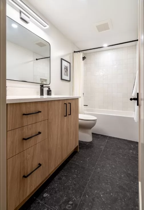 Lovely Contrast in this bathroom!