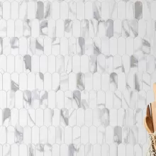 MURANO CALACATTA GOLD FEATHER 1x3 MOSAIC  .